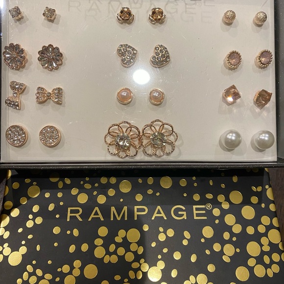 12 pairs of earrings in box - Picture 2 of 2